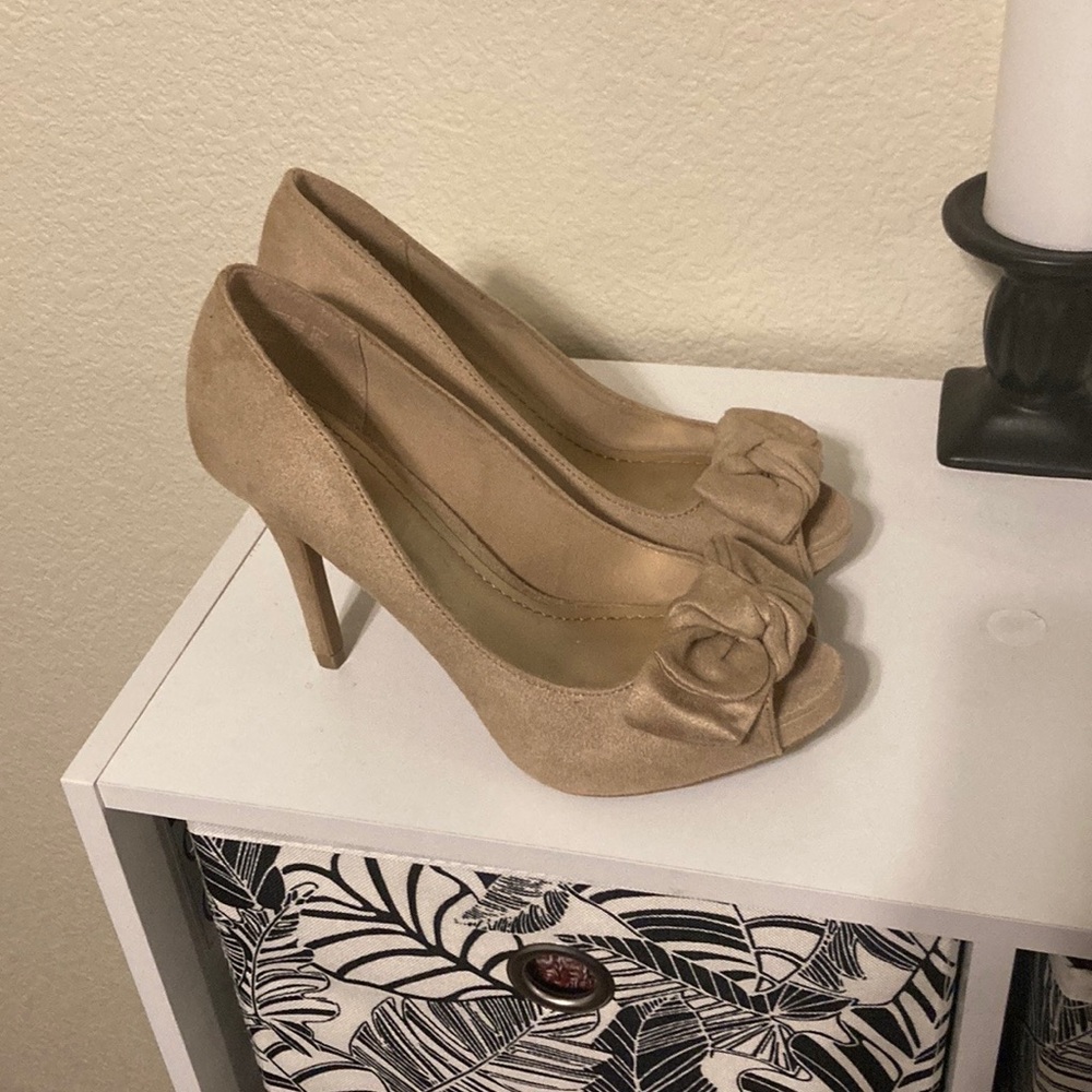 Women’s nude color heels size 6 1/2 W